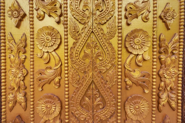 Wood carving on the wall in Myanmar. Myanmar carving on golden wall. — Stock Photo, Image