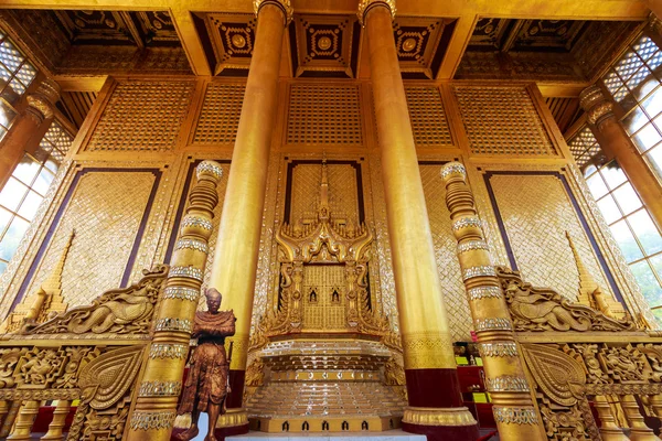 O palácio do rei em Myanmar no passado. Kambawzathardi palácio dourado. Palácio Kambodza Thadi, Palácio Kanbawzathadi em Bago, Mianmar . — Fotografia de Stock