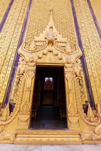 O palácio do rei em Myanmar no passado. Kambawzathardi palácio dourado. Palácio Kambodza Thadi, Palácio Kanbawzathadi em Bago, Mianmar . — Fotografia de Stock