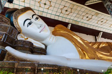 Shwethalyaung dev (uyku Buda) Myanmar içinde yatan Buda.