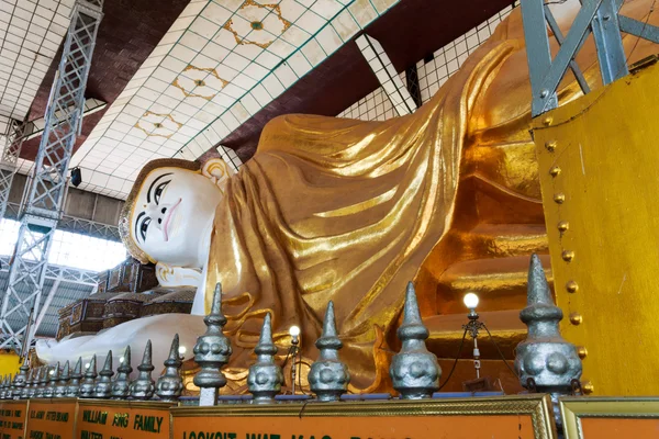 Shwethalyaung buddha, der Riese im Liegen (Schlafbuddha) in Myanmar. — Stockfoto