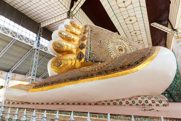 Der Fuß des shwethalyaung-Buddhas, des in Myanmar liegenden Riesen (Schlafbuddha). — Stockfoto