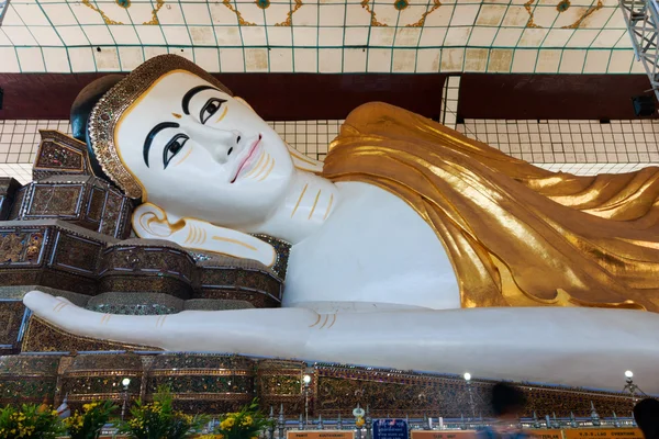 Shwethalyaung buddha, der Riese im Liegen (Schlafbuddha) in Myanmar. — Stockfoto