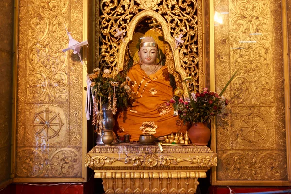 Goldene Buddha-Statue in der botataung paya Pagode in Rangun (Rangun), Myanmar. — Stockfoto