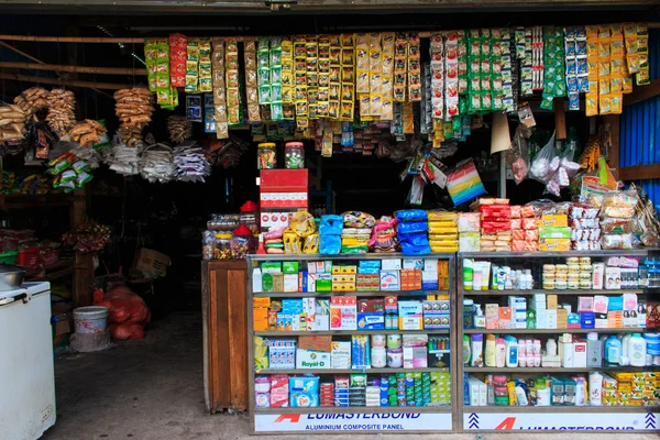 YANGON, MYANMAR - ABRIL 2016: Storefront in Myanmar. Supermercado de Myanmar. Produce tienda frente al mercado en Yangon, Myanmar 4 abril 2016 . — Foto de Stock