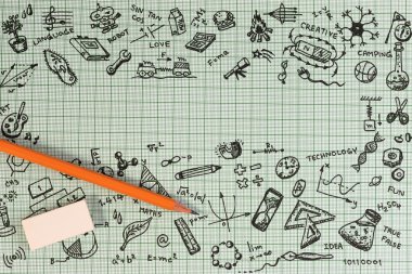 Kopya alanı ile dizüstü bilgisayar üzerinde Eğitim kroki tasarımı. Eğitim kavramı düşünme doodles simgeler ayarlayın. Eğitim simgeleri okul arka plan seti.