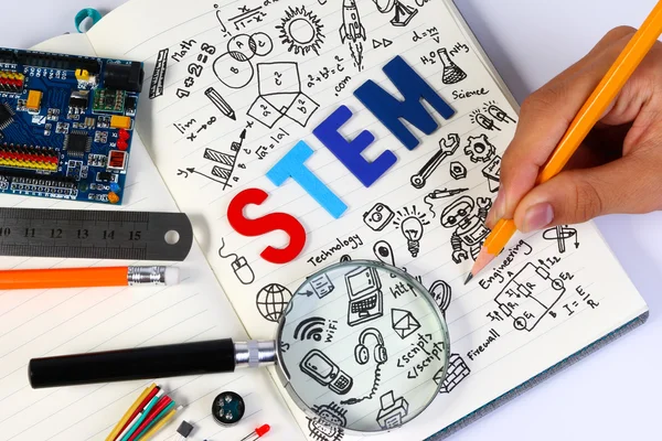 Educación STEM. Ciencia Tecnología Ingeniería Matemáticas. Concepto STEM con fondo de dibujo. Juego de iconos STEM . —  Fotos de Stock