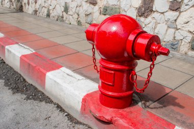 Asya yangın hidrant Caddesi üzerinde. Tipik kırmızı yangın hidrant Asya Caddesi üzerinde. Kırmızı yangın hidrant vintage tarzı.