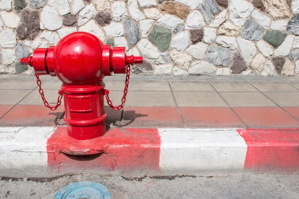 Hidratante asiático na rua. Hidrante de fogo vermelho típico asiático na rua. Fogo vermelho estilo vintage Hydrant . — Fotografia de Stock