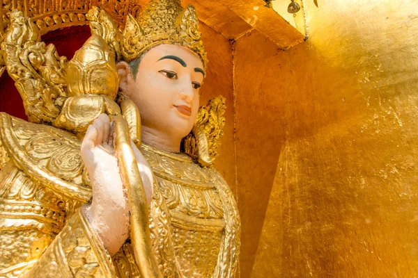 Buddha-szobor egy gyönyörű templomban. Buddha-szobor egy rést. A Kyaik Hmaw-i Buddha szobra nyerte meg a Yele Pagoda, Mianmar vagy Burma. — Stock Fotó