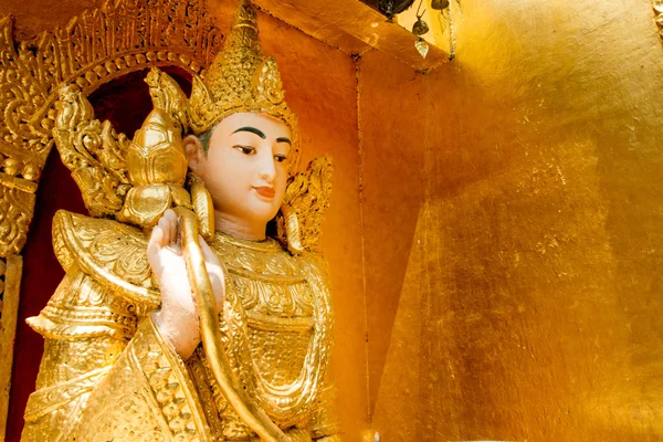 Buddha-szobor egy gyönyörű templomban. Buddha-szobor egy rést. A Kyaik Hmaw-i Buddha szobra nyerte meg a Yele Pagoda, Mianmar vagy Burma. — Stock Fotó