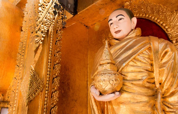 Buddha-szobor egy gyönyörű templomban. Buddha-szobor egy rést. A Kyaik Hmaw-i Buddha szobra nyerte meg a Yele Pagoda, Mianmar vagy Burma. — Stock Fotó