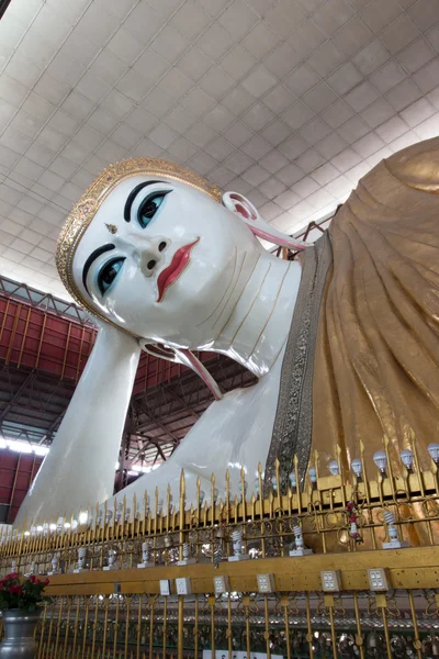 Großer Buddha, shwethalyaung liegender Buddha oder Chauk htat gyi liegender Buddha mit großen und schönen Augen in Rangun. — Stockfoto