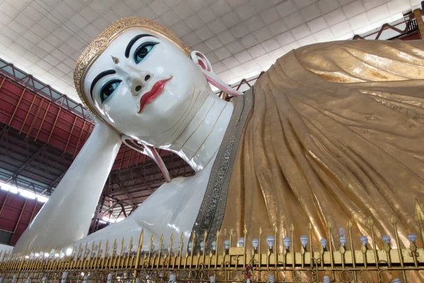 Großer Buddha, shwethalyaung liegender Buddha oder Chauk htat gyi liegender Buddha mit großen und schönen Augen in Rangun. — Stockfoto