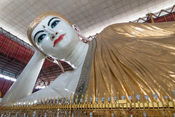 Großer Buddha, shwethalyaung liegender Buddha oder Chauk htat gyi liegender Buddha mit großen und schönen Augen in Rangun. — Stockfoto