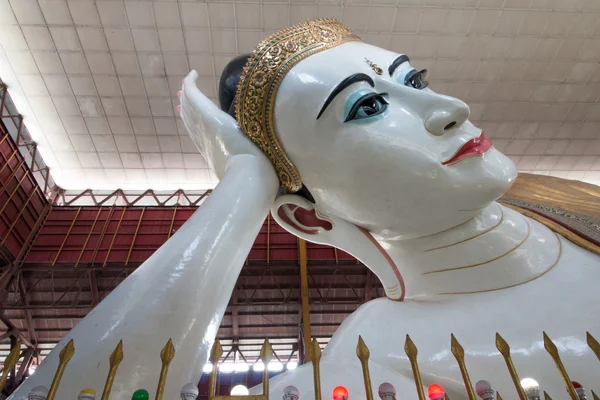 Großer Buddha, shwethalyaung liegender Buddha oder Chauk htat gyi liegender Buddha mit großen und schönen Augen in Rangun. — Stockfoto
