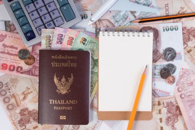 Tayland para banknot, Tay sikke ve uçak ile Tayland pasaportu. Tay vatandaş ve beyaz arka plan üzerinde Tay banknot pasaport.