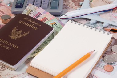Tayland para banknot, Tay sikke ve uçak ile Tayland pasaportu. Tay vatandaş ve beyaz arka plan üzerinde Tay banknot pasaport.