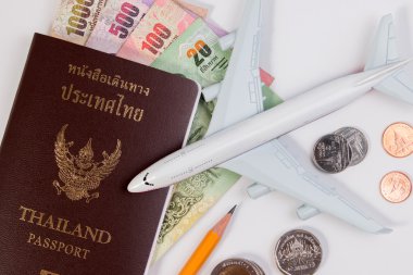Tayland para banknot, Tay sikke ve uçak ile Tayland pasaportu. Tay vatandaş ve beyaz arka plan üzerinde Tay banknot pasaport.