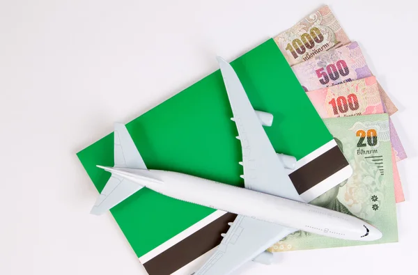 Na thajské peníze, rostoucí náklady na letecké společnosti letenky. Letenky nebo banka TP izolovaných na bílém, horní pohled. — Stock fotografie