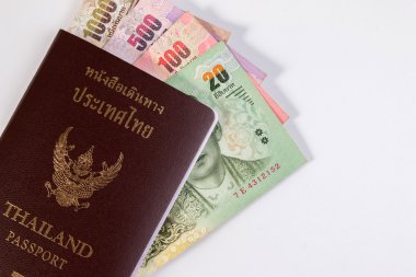 Tayland para banknot ve Tay sikke üzerinde beyaz izole ile Tayland pasaportu. Tay banknot üzerinde Tay vatandaş pasaportu.