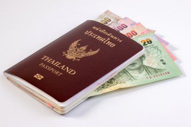 Tayland para banknot ve Tay sikke üzerinde beyaz izole ile Tayland pasaportu. Tay banknot üzerinde Tay vatandaş pasaportu.