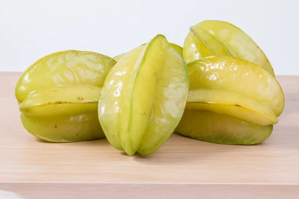 Star apple or averrhoa carambola on wooden table. Fresh star apple fruit on table. — Stock Photo, Image