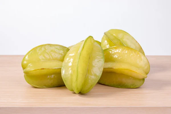 Star apple or averrhoa carambola on wooden table. Fresh star apple fruit on table. — Stock Photo, Image