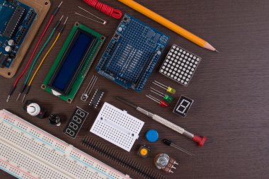 Kök eğitim veya DIY Elektronik Kit, sensör ve araçları çeşitli mikro denetleyicisi üsteki Robot yaptı. Portre.