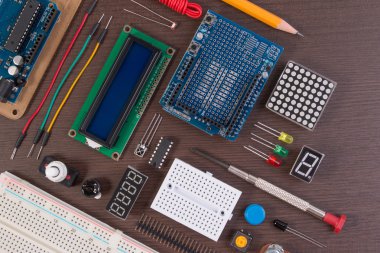 Kök eğitim veya DIY Elektronik Kit, sensör ve araçları çeşitli mikro denetleyicisi üsteki Robot yaptı. Portre.