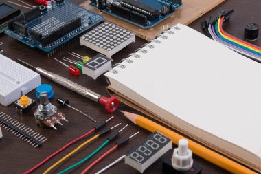 Kök eğitim veya DIY Elektronik Kit, sensör ve araçları çeşitli mikro denetleyicisi üsteki Robot yaptı. Portre.