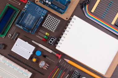 Kök eğitim veya DIY Elektronik Kit, sensör ve araçları çeşitli mikro denetleyicisi üsteki Robot yaptı. Portre.