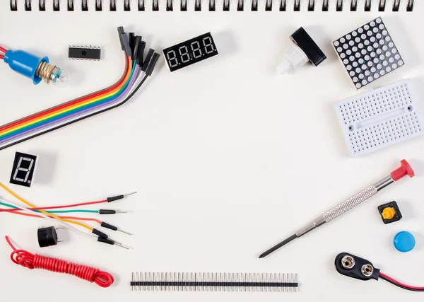 DIY elektronische Kit, robot gemaakt op basis van microcontroller met verschillende sensoren en tools. Close-up. — Stockfoto