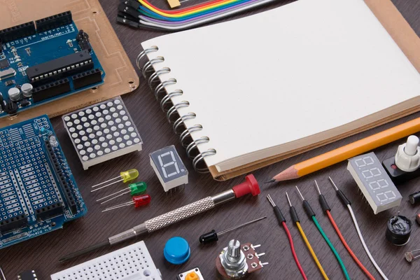 Kök eğitim veya DIY Elektronik Kit, sensör ve araçları çeşitli mikro denetleyicisi üsteki Robot yaptı. Portre.