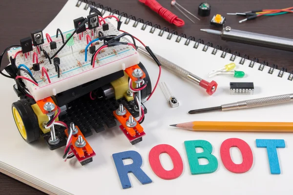 Vorbau oder diy Elektronik-Kit, Line Tracking Roboter Wettbewerbsideen. Nahaufnahme. — Stockfoto