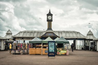 Brighton, İngiltere-22 Kasım 2019: Brighton, İngiltere 'de Brighton sahilinde eski antika saat kulesine sahip Brighton Palace Pier' ın ön veya girişi.
