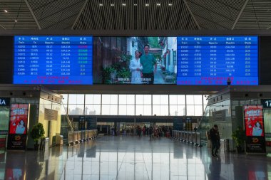 Xian, Çin - 29 Aralık 2019: Çin 'deki Xian Terminali yolcuları LED elektronik saatli yüksek hızlı tren istasyonu.