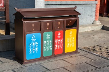 Xian, Çin - 29 Aralık 2019: Yeni nesil için Çin 'in Xian kentindeki atıkların toplanması için farklı renkli çöp kutuları. Ayrı atık toplama için Çin konteynerleri.