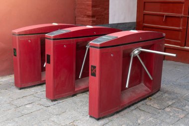 Çin 'de erişim kontrolü için kırmızı üç ayaklı turnikeli metal kapı girişi. Turist girişi ya da çıkışı tripod ve bilet okuyucusu halka açık bir yerde.