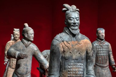 Xian, Çin - 29 Aralık 2019: 2000 'de Çin' in Şanksi Eyaleti Xi 'an' daki Birinci Qin İmparatoru 'nun mozolesinde terracotta savaşçıları.