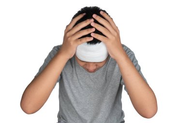 Kafasından vurulan mutsuz, kafası kapalı, başı ağrıyan Asyalı çocuk başını vuruyor. Hasta çocuk kafasında jöle ile yatıyor..