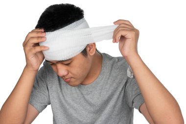 Genç bir çocuk travma geçirip üstünü değiştirebilir ya da kafasına tek başına bandaj takabilir. Yara başındaki bandaj..