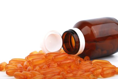 Morina ciğeri yağı omega 3 jel kapsülleri beyaz arka planda izole