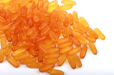 Morina ciğeri yağı omega 3 jel kapsülleri beyaz arka planda izole