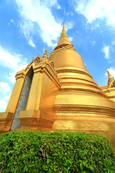 Chrám smaragdového Budhy; plný oficiální název Wat Phra Si Rattana Satsadaram v Bangkoku, Thajsko — Stock fotografie