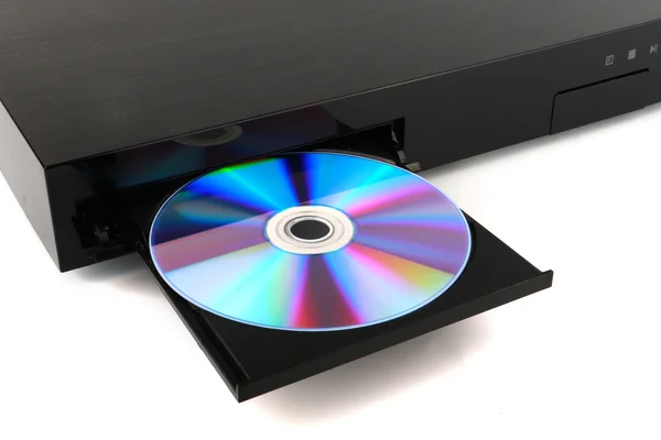 Чорний компакт-диск, вставка DVD-плеєра до DVD-плеєра крупним планом ізольовано на білому тлі — стокове фото