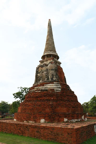 Wat Mahathat ("Храм Великой Реликвии" или "Храм Великой Помощи") является общим коротким названием нескольких важных буддийских храмов в Аюттхая, Таиланд . — стоковое фото