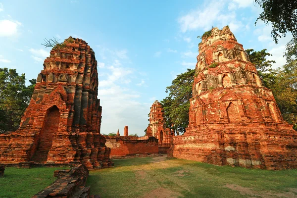 Wat mahathat ("Tempel der großen Reliquie" oder "Tempel des großen Reliquiars") ist der gebräuchliche Kurzname mehrerer wichtiger buddhistischer Tempel in Ayutthaya, Thailand. — Stockfoto