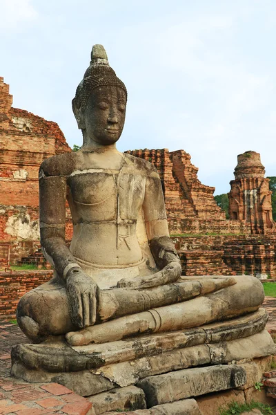 Wat Mahathat ("tempel van de grote relikwie" of "tempel van de grote Reliquaris") is de gemeenschappelijke korte naam van enkele belangrijke boeddhistische tempels in Ayutthaya, Thailand. — Stockfoto