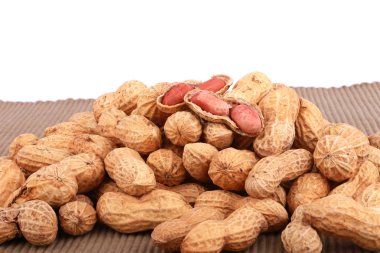 fıstık, fıstık ya da yerfıstığı beyaz bir arka plan üzerinde izole kabuklarında